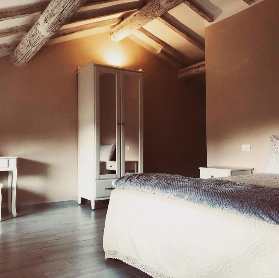 700Enolocanda Santa Giuletta Ngoại thất bức ảnh